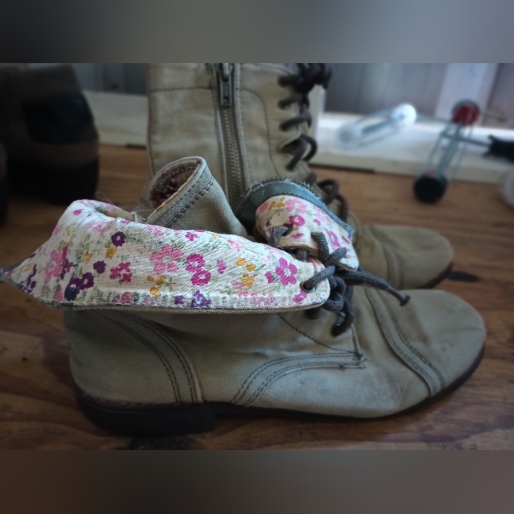Candies floral fold over combat boot size 6